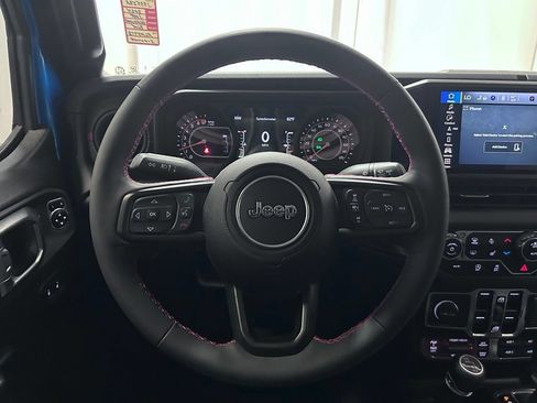 Used 2024 Jeep Gladiator Rubicon w/ Technology Group AWD/4WD image 8