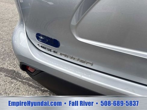 Used 2020 Toyota Highlander XLE AWD/4WD image 6