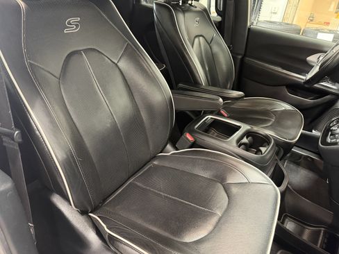 Used 2018 Chrysler Pacifica Limited w/ Advanced Safetytec Group FWD image 24