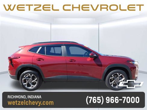 Used 2025 Chevrolet Trax LT w/ Driver Confidence Package FWD image 2