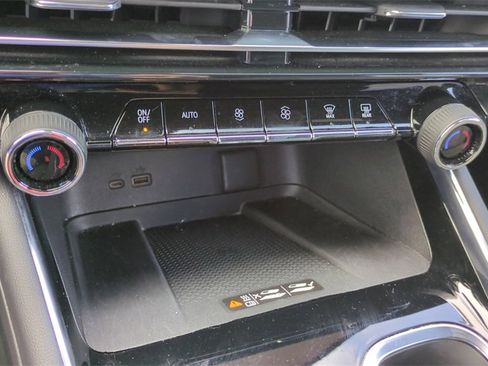 Used 2025 Chevrolet Traverse LT image 19