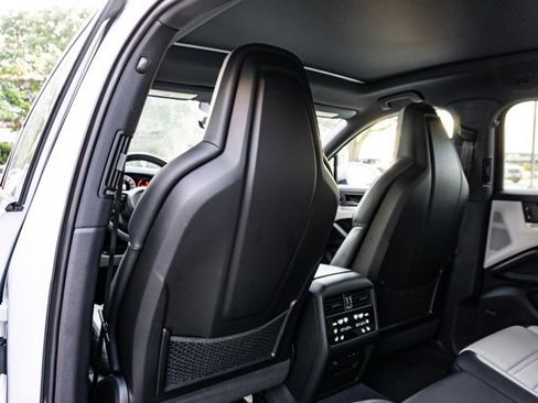 Used 2024 Porsche Cayenne S image 33