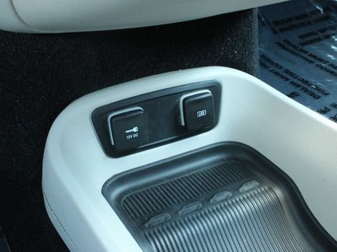 Used 2018 Chrysler Pacifica Touring-L Plus w/ Tire & Wheel Group FWD image 18