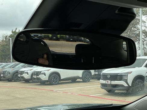 Used 2025 Chevrolet Trax LT w/ LT Convenience Package image 26