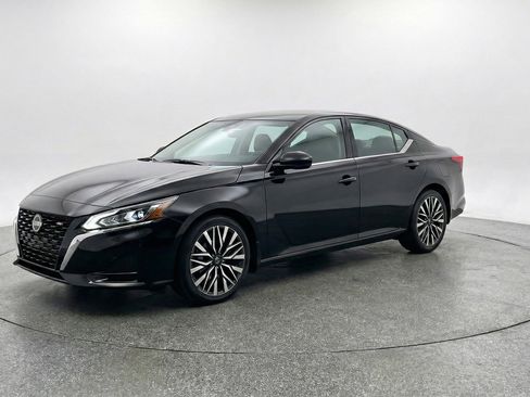 Used 2025 Nissan Altima 2.5 SV image 3
