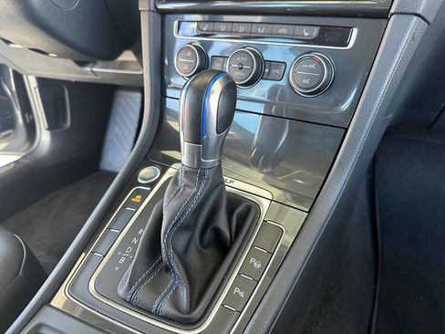Used 2019 Volkswagen e-Golf SEL Premium image 16