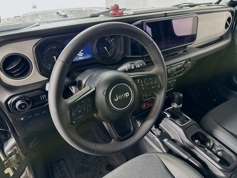 Used 2024 Jeep Wrangler Unlimited AWD/4WD image 10