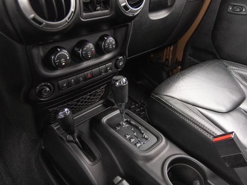Used 2015 Jeep Wrangler Unlimited Sahara w/ Connectivity Group AWD/4WD image 14