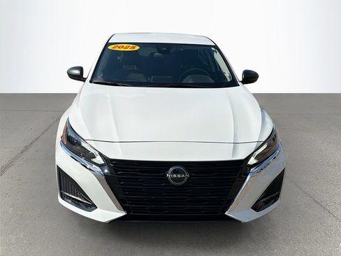 Used 2025 Nissan Altima 2.5 SV FWD image 9