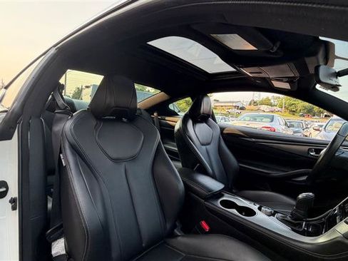 Used 2018 INFINITI Q60 2.0t w/ Moonroof Package RWD image 9