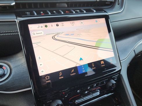 Used 2024 Jeep Grand Cherokee L Limited w/ Luxury Tech Group II image 26