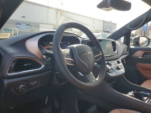 New 2026 Chrysler Pacifica Pinnacle w/ Trailer Tow Group image 20