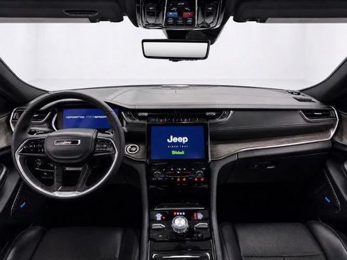 Used 2022 Jeep Grand Cherokee Overland w/ Luxury Tech Group IV AWD/4WD image 23