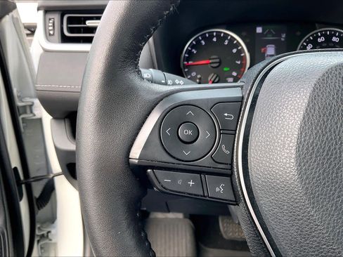 Used 2020 Toyota RAV4 XLE Premium image 19