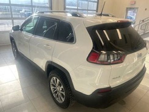 Used 2019 Jeep Cherokee Latitude Plus w/ Cold Weather Group AWD/4WD image 3