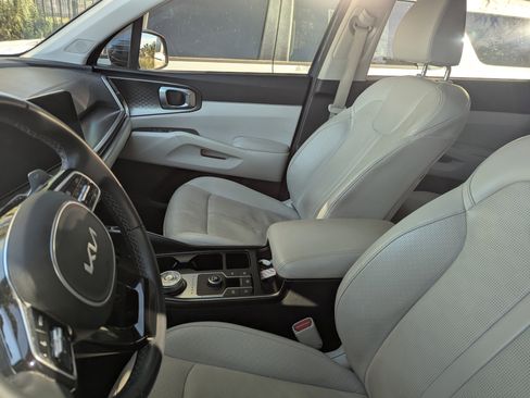 Certified 2025 Kia Sorento EX image 8