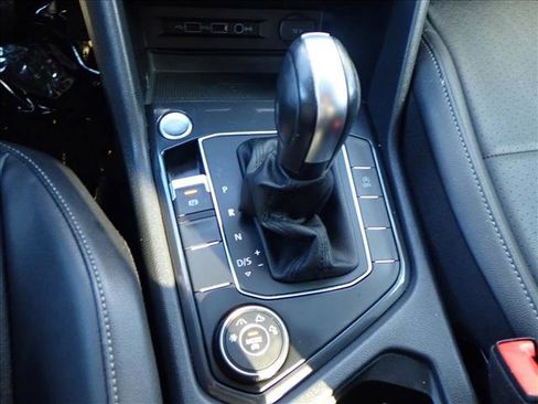 Used 2020 Volkswagen Tiguan SE image 21