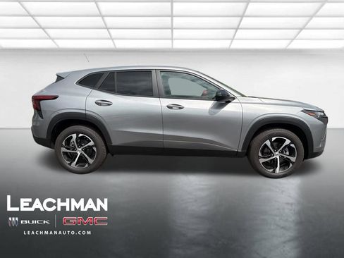 Certified 2025 Chevrolet Trax RS w/ Driver Confidence Package image 2