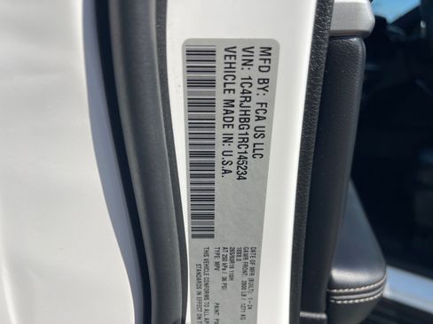 Used 2024 Jeep Grand Cherokee Limited AWD/4WD image 11