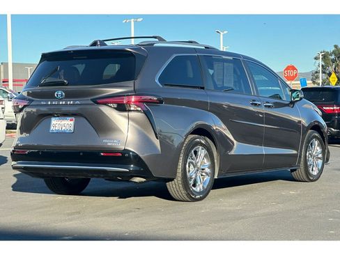 Certified 2023 Toyota Sienna Platinum image 4