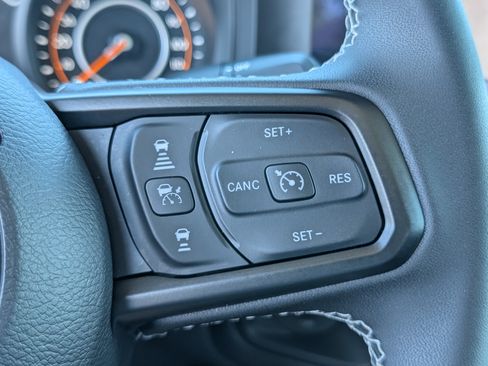 Used 2025 Jeep Gladiator Sport AWD/4WD image 22
