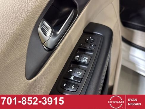 Used 2023 Chrysler Pacifica Touring-L image 27