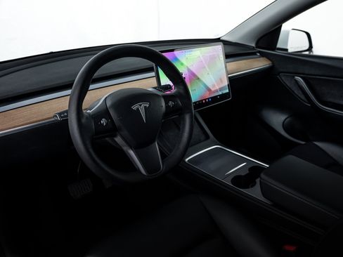 Used 2021 Tesla Model Y Long Range image 9