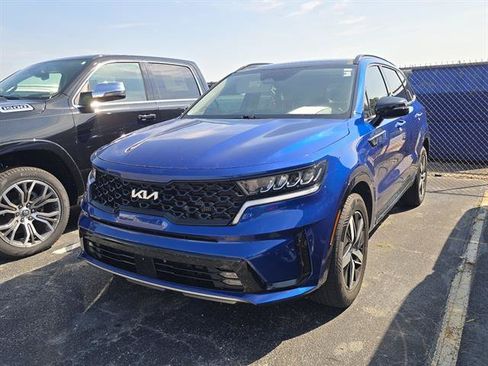 Used 2022 Kia Sorento EX w/ Panoramic Sunroof Package FWD image 3