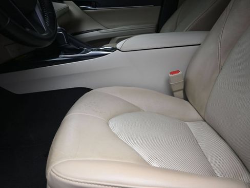 Used 2020 Toyota Camry XLE FWD image 13