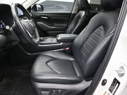 Used 2023 Toyota Highlander XLE FWD image 24