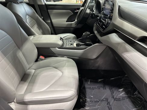 Certified 2021 Toyota Highlander XLE AWD/4WD image 18