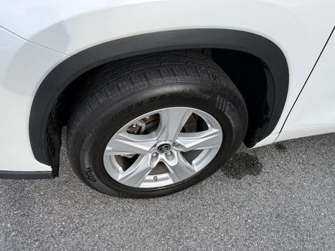 Used 2023 Toyota Highlander LE FWD image 17