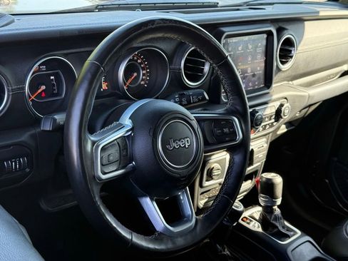 Used 2019 Jeep Wrangler Unlimited Sahara AWD/4WD image 17