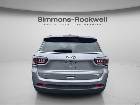 Used 2023 Jeep Compass Latitude AWD/4WD image 3