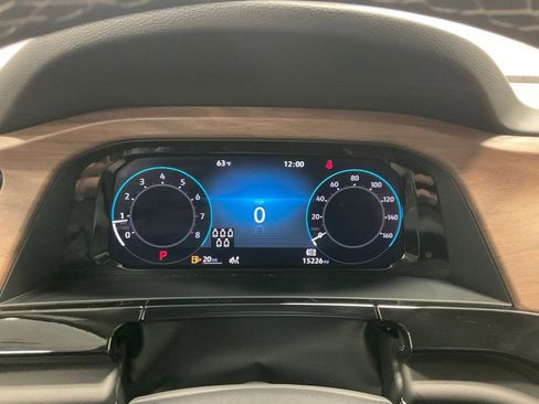 Used 2025 Volkswagen Atlas SE image 2