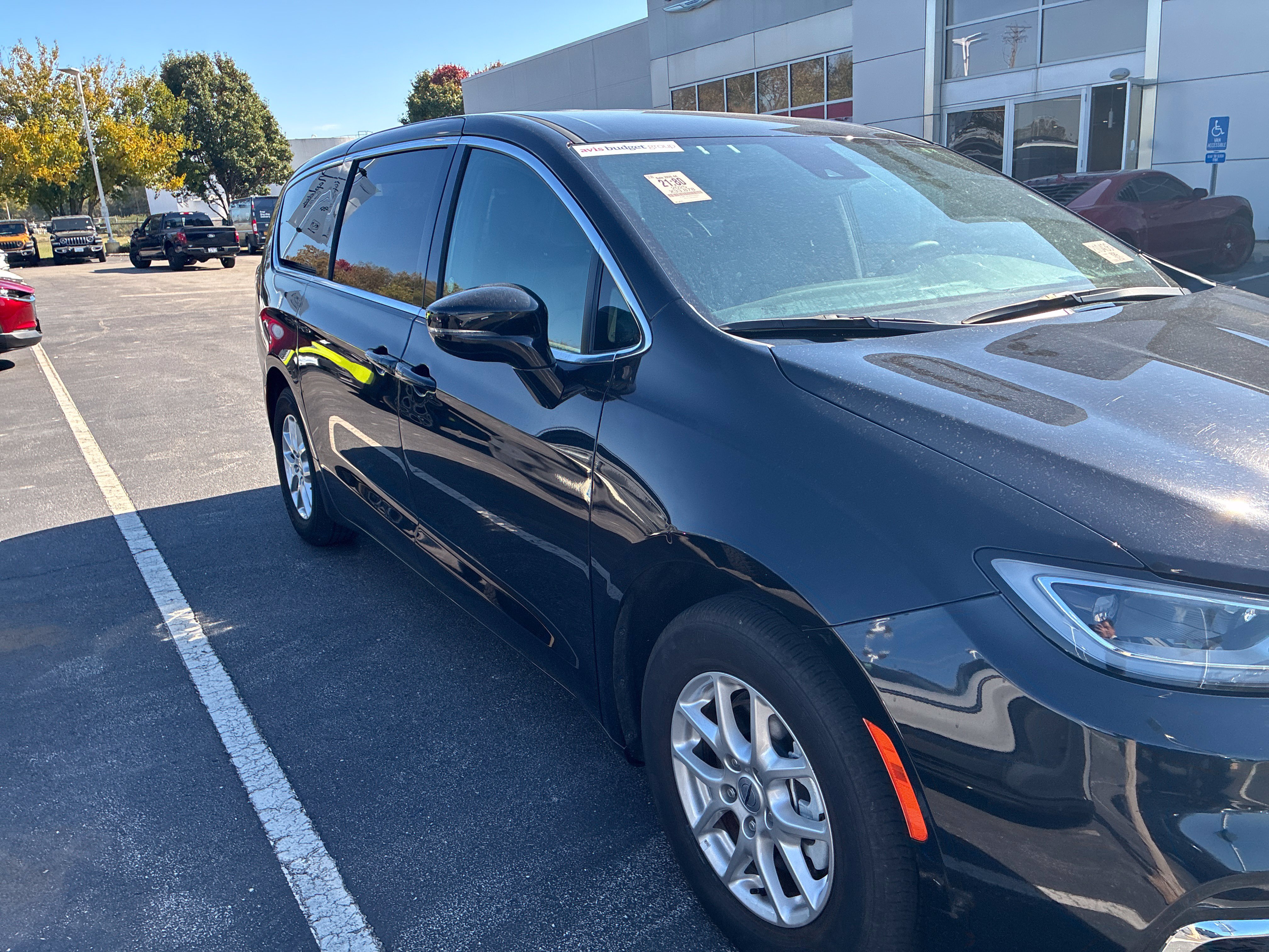 Used 2025 Chrysler Pacifica Select FWD image 3