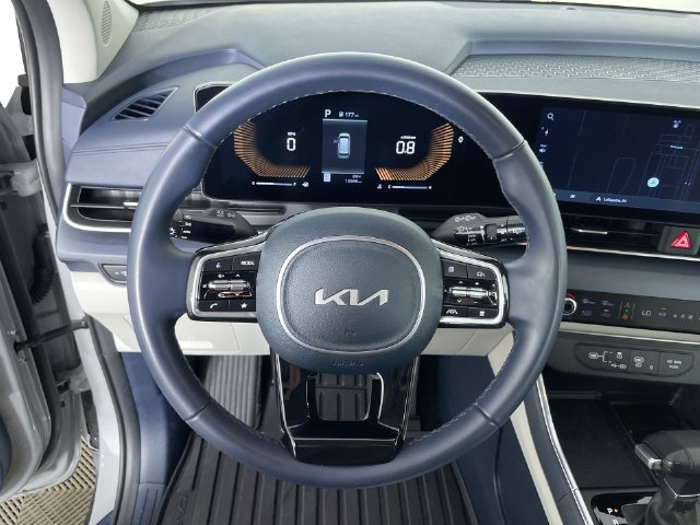 Used 2025 Kia Carnival EX FWD image 29