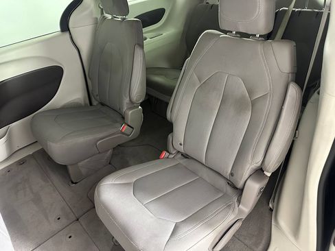Used 2017 Chrysler Pacifica LX FWD image 23