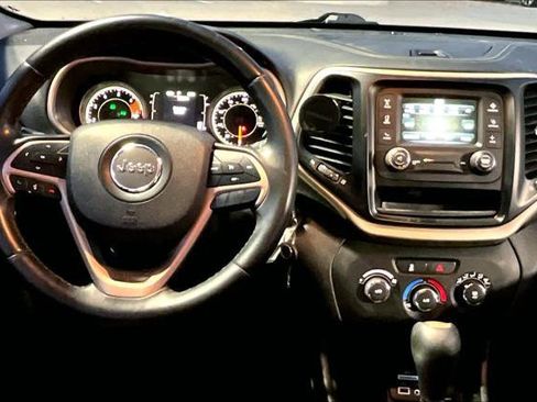 Used 2018 Jeep Cherokee Latitude w/ Altitude Package FWD image 15