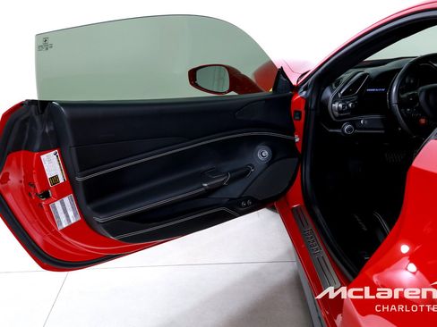 Used 2016 Ferrari 488 GTB RWD image 10