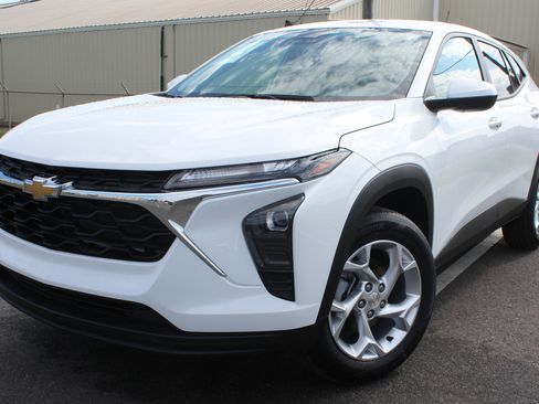 Used 2025 Chevrolet Trax LS w/ LS Convenience Package image 1