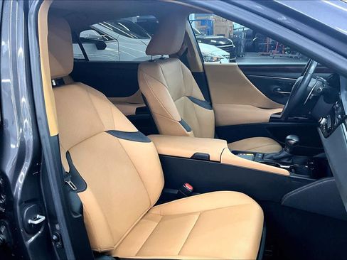 Used 2023 Lexus ES 300h w/ Premium Package FWD image 9