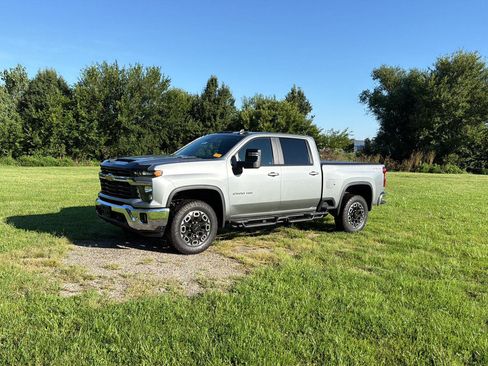 Used 2025 Chevrolet Silverado 2500 LT AWD/4WD image 2