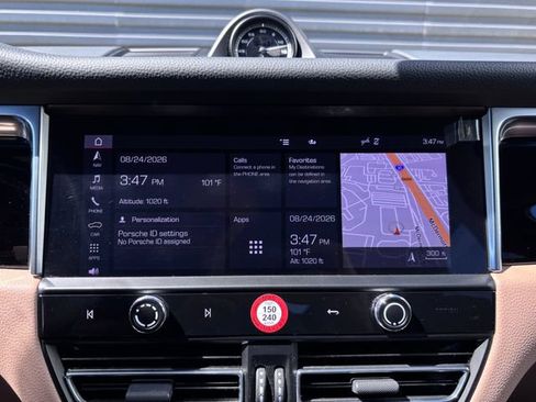 Certified 2022 Porsche Macan AWD/4WD image 19