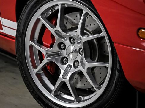 Used 2005 Ford GT RWD image 3