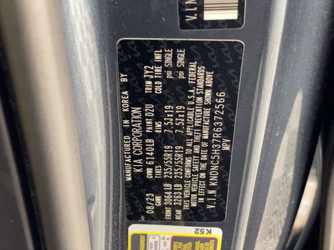 Used 2024 Kia Carnival EX image 18