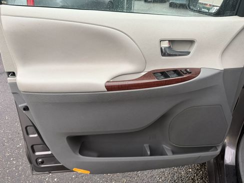 Used 2014 Toyota Sienna XLE AWD/4WD image 8
