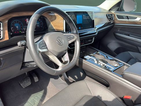 Used 2025 Volkswagen Atlas SE AWD/4WD image 18