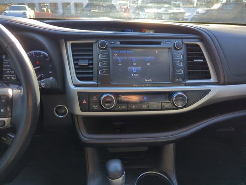 Used 2019 Toyota Highlander FWD V6 image 29