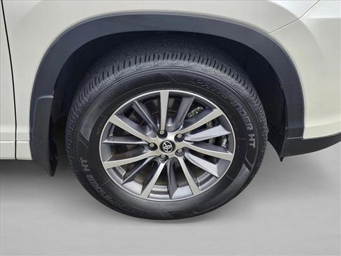 Used 2018 Toyota Highlander XLE AWD/4WD image 9